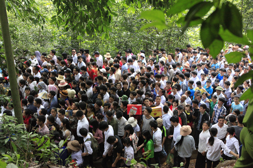 Băng rừng, bám rào lên dâng hương các Vua Hùng - 13