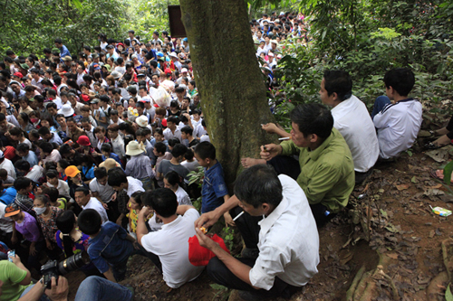 Băng rừng, bám rào lên dâng hương các Vua Hùng - 12