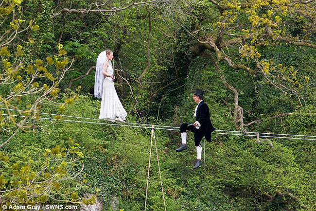 Cặp đôi người Anh Chris Bull (37 tuổi) và Phoebe Baker (25 tuổi) đã có một lễ cưới đặc biệt ở độ cao hơn 24m vào ngày 24.4 vừa qua.