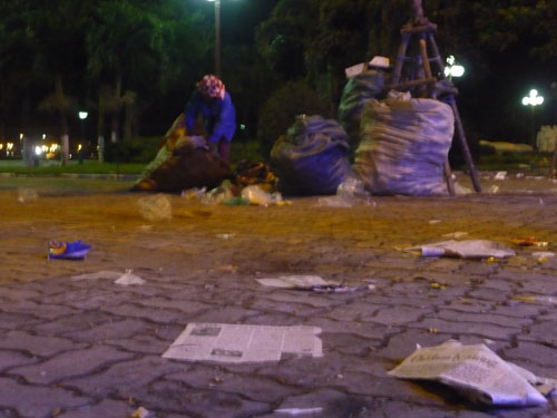 “Bãi chiến trường” bên sông Hàn sau dạ tiệc pháo hoa - 2