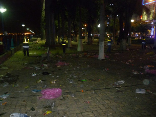 “Bãi chiến trường” bên sông Hàn sau dạ tiệc pháo hoa - 3