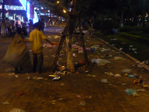 “Bãi chiến trường” bên sông Hàn sau dạ tiệc pháo hoa - 1