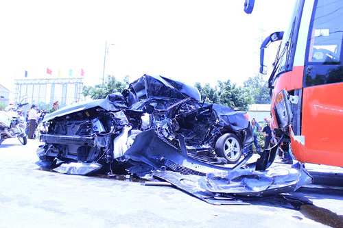 Đà Nẵng: Xe khách đâm nát xe con, 5 người tử vong - 1