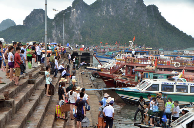 Quảng Ninh: Liều lĩnh bế trẻ con "đi tắt" lên tàu thủy - 5