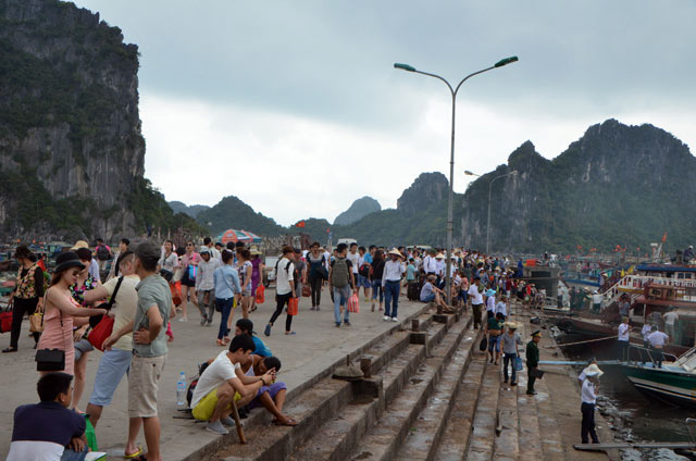 Quảng Ninh: Liều lĩnh bế trẻ con "đi tắt" lên tàu thủy - 3