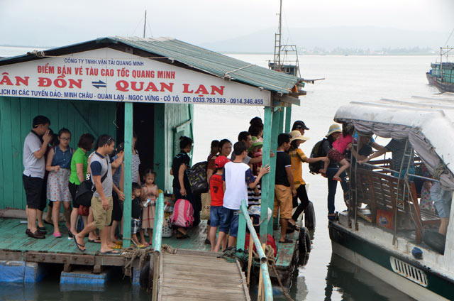 Quảng Ninh: Liều lĩnh bế trẻ con "đi tắt" lên tàu thủy - 11