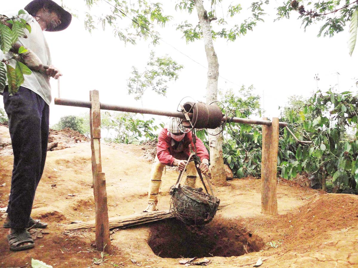 Nghề mưu sinh dưới...  “âm phủ” - 2