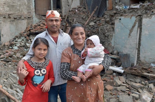 Nepal: Nghẹt thở giải cứu bé 5 tháng tuổi bị vùi lấp - 1