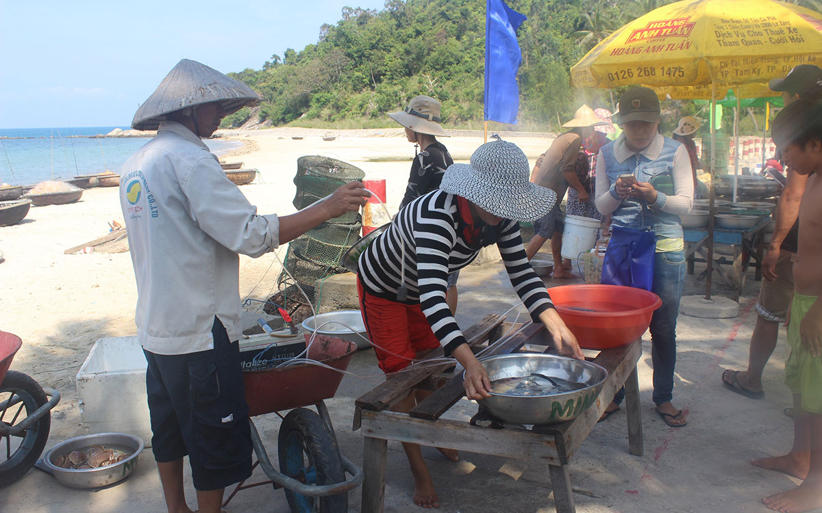 Chợ hải sản tươi ngon có “view đẹp nhất nhì Việt Nam“ - 1