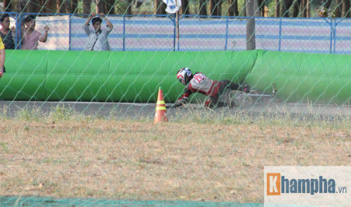Đu cây, ngồi nóc nhà xuýt xoa với đua mô tô - 9