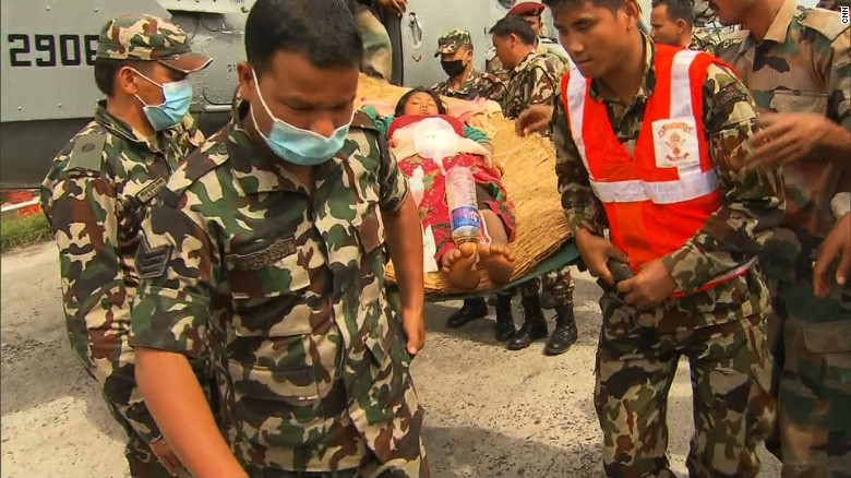 Động đất Nepal: Bác sĩ dùng nắm đấm cứu người - 1