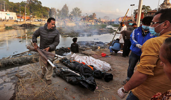 Nepal hỏa táng không xuể nạn nhân động đất - 1