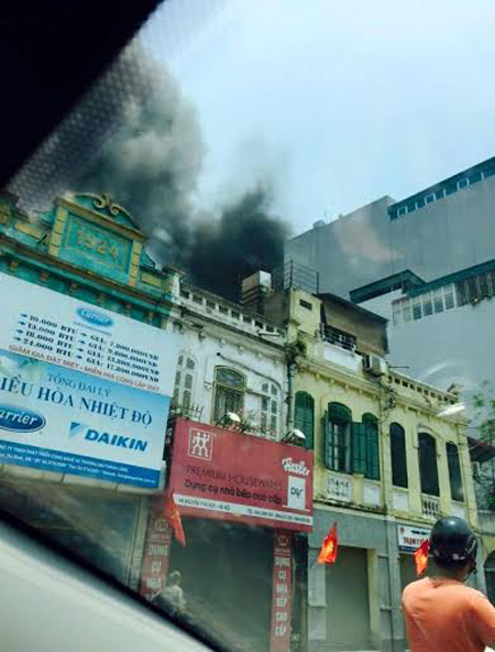 Hà Nội: Cháy siêu thị thể thao, cả phố náo loạn - 1