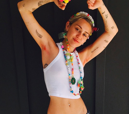 Miley Cyrus chạy theo trào lưu nhuộm lông nách hồng - 1