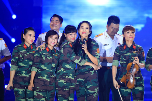 Hàng ngàn chiến sỹ nô nức cổ vũ liveshow Thanh Thúy - 1
