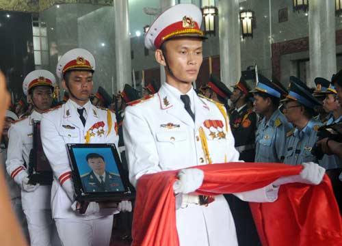 Ảnh: Xúc động tiễn biệt 2 phi công Su-22 về nơi yên nghỉ - 4