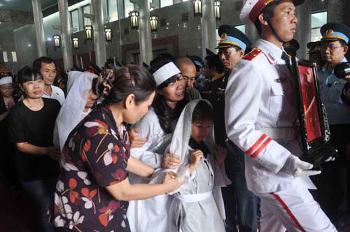 Ảnh: Xúc động tiễn biệt 2 phi công Su-22 về nơi yên nghỉ - 6