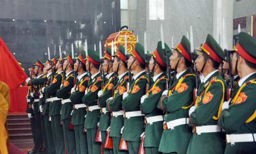 Ảnh: Xúc động tiễn biệt 2 phi công Su-22 về nơi yên nghỉ - 3