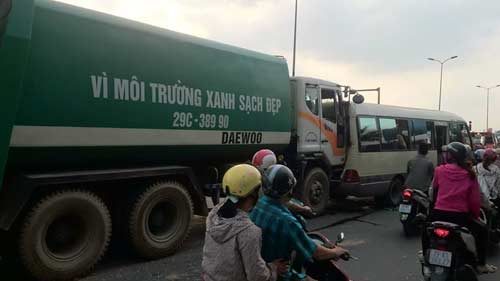 Hà Nội: Xe chở rác tông liên hoàn 4 ô tô, 1 người nhập viện - 1