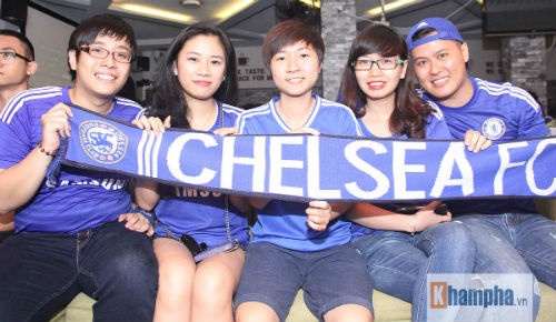 Fan Chelsea đổ ra đường đốt pháo sáng mừng vô địch - 3