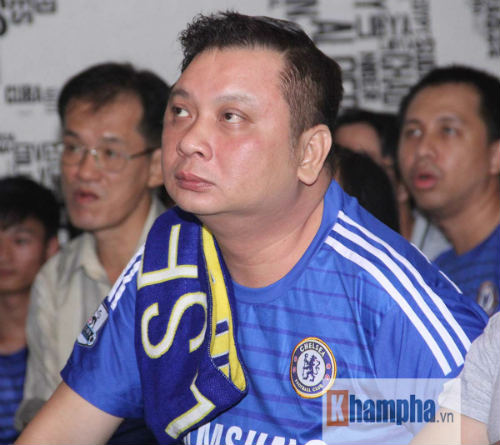 Fan Chelsea đổ ra đường đốt pháo sáng mừng vô địch - 4