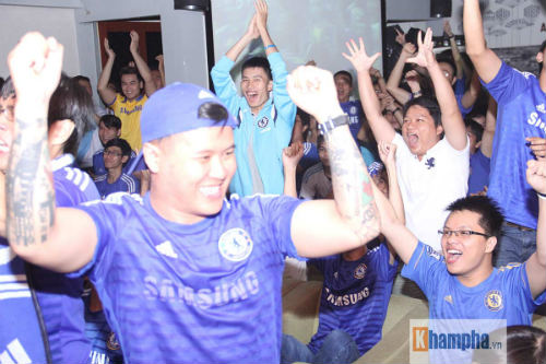 Fan Chelsea đổ ra đường đốt pháo sáng mừng vô địch - 5