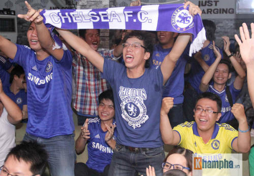 Fan Chelsea đổ ra đường đốt pháo sáng mừng vô địch - 6