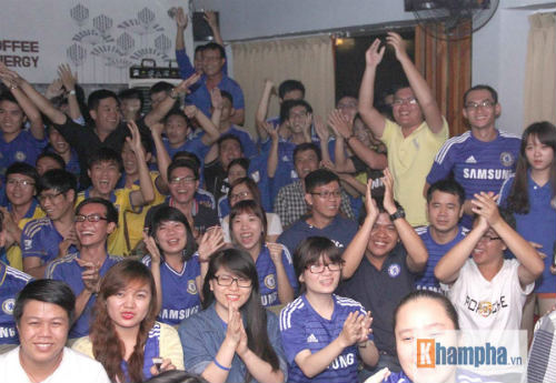 Fan Chelsea đổ ra đường đốt pháo sáng mừng vô địch - 7