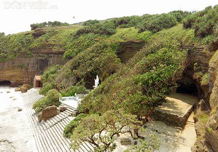Ngôi chùa ẩn mình trong hang núi lửa ở đảo Lý Sơn - 1