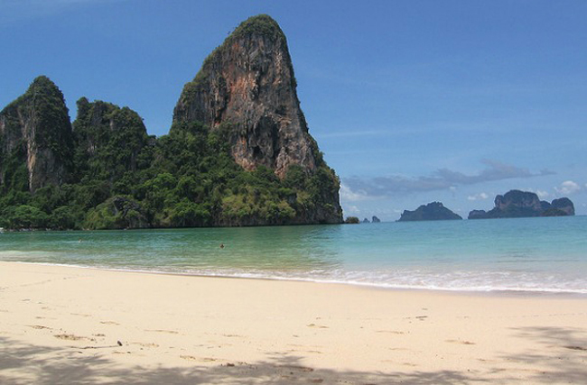 Bãi biển Railay, Thái Lan: Bạn chỉ có thể đến đây bằng thuyền từ một thị trấn gần đó. Railay (hoặc Rai Leh) gây ấn tượng với những vách đá vôi, thảm thực vật rừng xanh mát và rạn san hô sống động. Đảm bảo bạn sẽ được bao quanh bởi hệ thực vật và động vật tuyệt đẹp cho dù bạn chỉ đi bộ hoặc bơi lội xung quanh bãi biển này.
