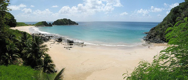 Nằm trên hòn đảo Fernando de Noronha, bãi biển Baia do Sancho (Brazil) được nhiều du khách yêu thích bởi sự yên tĩnh và cảnh quan tuyệt đẹp. Mặc dù du lịch còn nhiều hạn chế nhưng du khách vẫn thích đến nơi này để nghỉ dưỡng.
