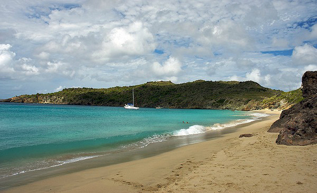 Bạn không thể đến bãi biển Colombier, St. Barth bằng xe hơi và chỉ có thể tới đây bằng một chiếc thuyền hoặc đi bộ trên một con đường ghồ ghề.
