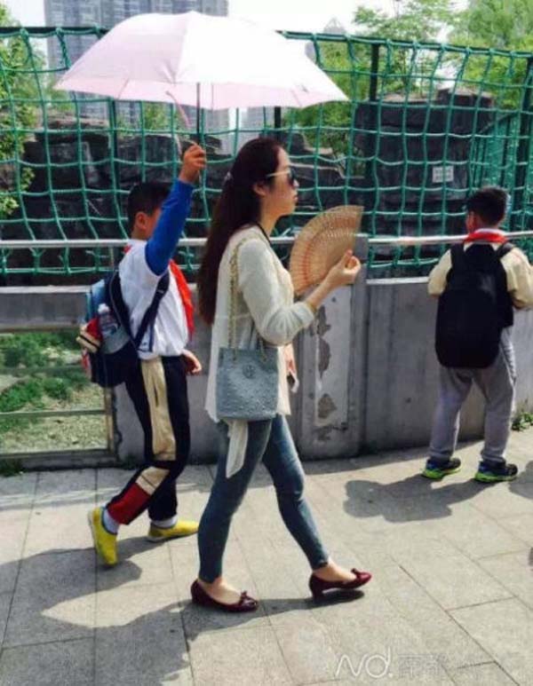 TQ: Cô giáo bắt học sinh cầm ô che nắng gây phẫn nộ - 1