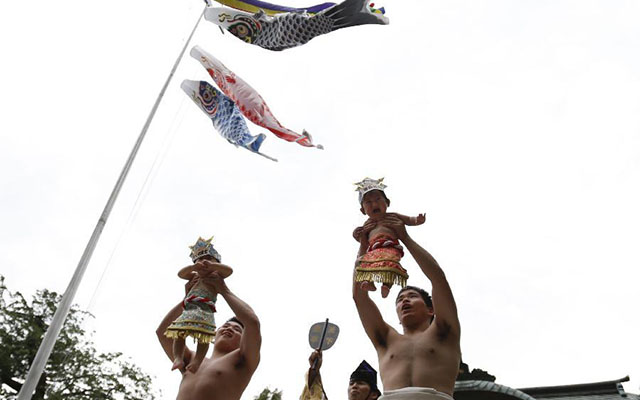 Độc đáo cuộc thi Sumo chọc trẻ con khóc thét ở Nhật - 2