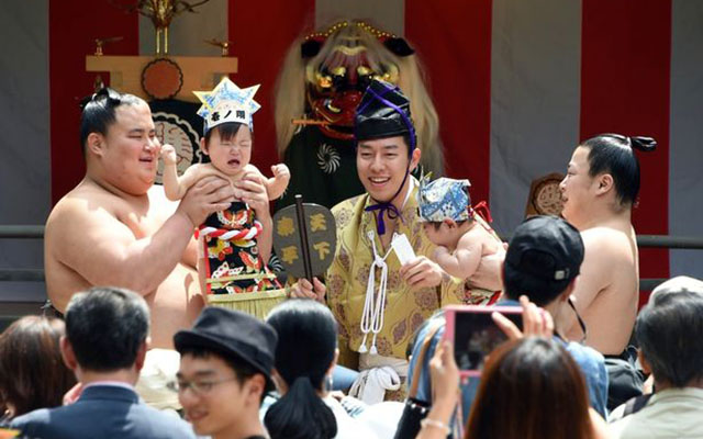 Độc đáo cuộc thi Sumo chọc trẻ con khóc thét ở Nhật - 3