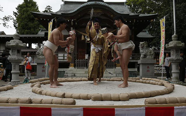 Độc đáo cuộc thi Sumo chọc trẻ con khóc thét ở Nhật - 1