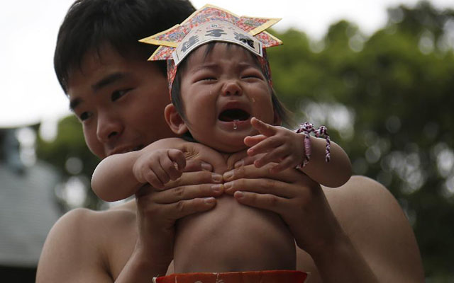 Độc đáo cuộc thi Sumo chọc trẻ con khóc thét ở Nhật - 6