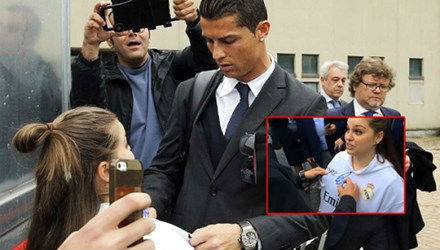 Fan nữ òa khóc vì được Ronaldo ký vào ngực - 1
