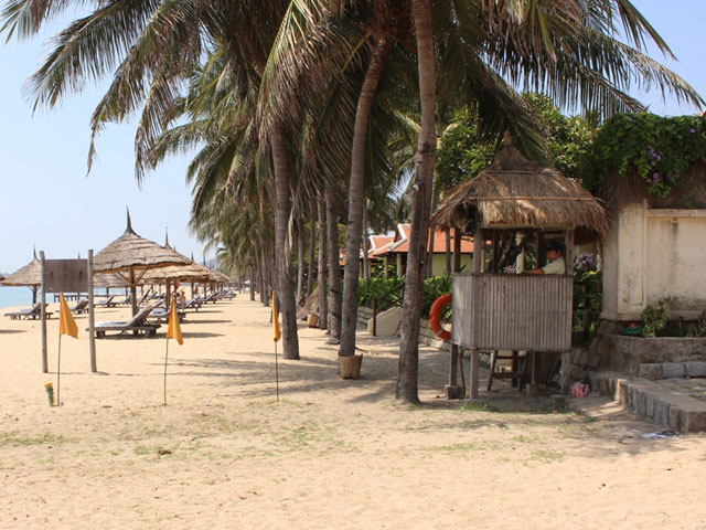 Đề nghị xử phạt khu du lịch “cát cứ” bãi biển Nha Trang - 1