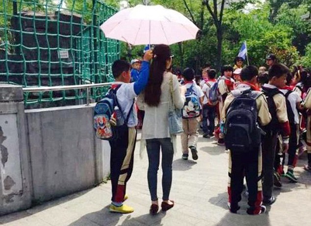 Bức xúc cô giáo “bắt” học sinh tiểu học cầm ô che nắng - 1