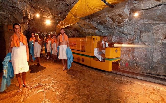 Trong quá trình tìm kiếm vàng, những người dân ở Gastein gần núi Radhausberg đã phát hiện ra rằng khí phóng xạ bên những hang động ở đây chứa độ ẩm cao và nhiệt độ lên tới 41.5°C có thể giúp nâng cao hệ miễn dịch và chữa trị nhiều bệnh nguy hiểm với tỷ lệ thành công lên tới 90%.