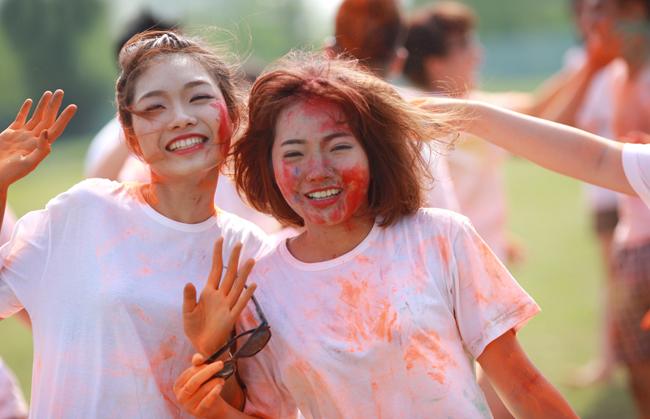 Ảnh kỷ yếu độc đáo với bột màu, bóng nước - 3