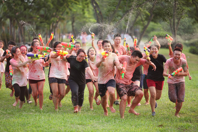 Ảnh kỷ yếu độc đáo với bột màu, bóng nước - 9