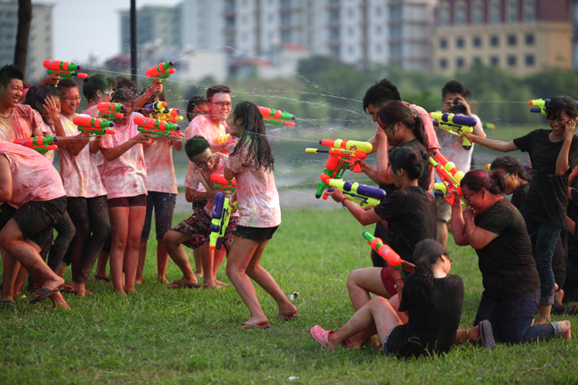 Ảnh kỷ yếu độc đáo với bột màu, bóng nước - 8