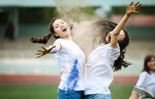 Ảnh kỷ yếu độc đáo với bột màu, bóng nước - 11