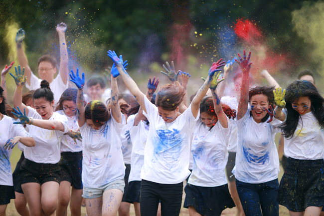 Ảnh kỷ yếu độc đáo với bột màu, bóng nước - 2