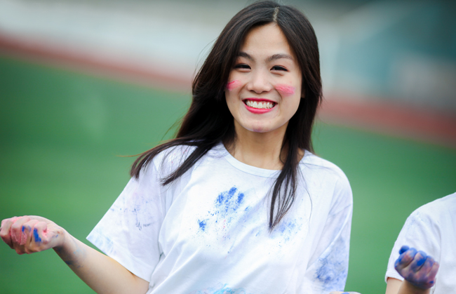 Ảnh kỷ yếu độc đáo với bột màu, bóng nước - 13