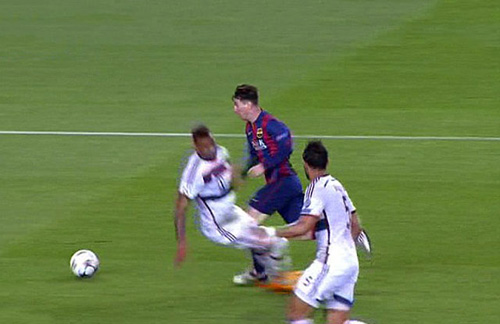 Ảnh chế Boateng bị Messi lừa bóng ngã chổng vó - 1