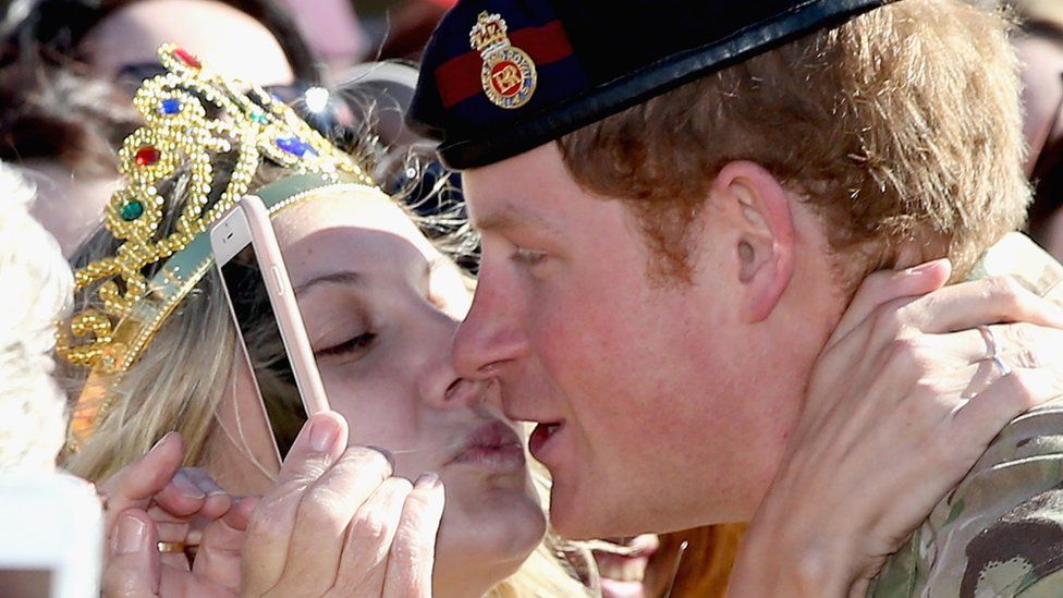 Video: Hoàng tử Harry bị người đẹp “cưỡng hôn” - 1