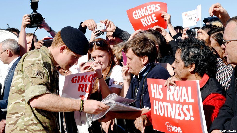 Video: Hoàng tử Harry bị người đẹp “cưỡng hôn” - 2